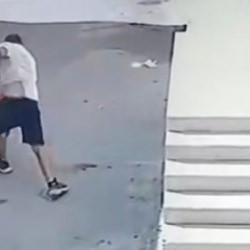 Akılalmaz olay! Çocuğu bacağından tutup yere fırlattı