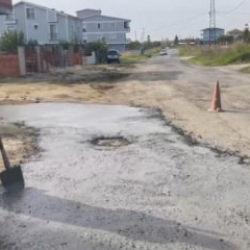 CHP'li belediyede vatandaş, bozuk yolu kendi imkanlarıyla onardı