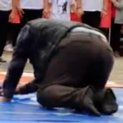 Cumhuriyet Bayramı gösterisinde duygulandıran anlar: Kızı için atkısıyla minderleri sildi