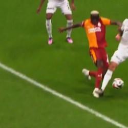 Dev maçın önüne geçen pozisyonlar! Kırmızı kart, iptal edilen gol, penaltı beklentisi