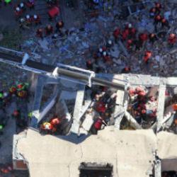 Son dakika: Gebze'de 7 katlı bina çöktü! Yıkılan binadan bir kişi sağ olarak çıkarıldı