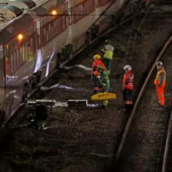 Trende bıçaklı saldırı dehşeti: 9’u ağır 10 yaralı