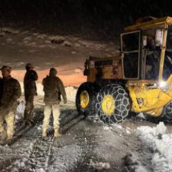 Kar ve tipi nedeniyle mahsur kalan 7 araç ve içindeki 30 kişi kurtarıldı