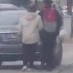 Aracını kaldırımdaki engelli yoluna park etti: Verilen ceza ödül gibi!