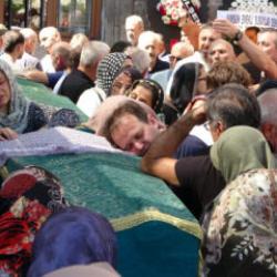 Kaza süsü vererek eşini ve çocuğunu öldürmüştü: Cezaevinde öldü!