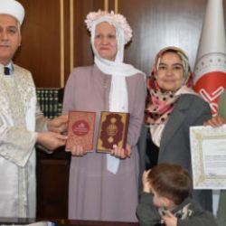 Alman kadın, Kur'an-ı Kerim'den etkilenerek Müslüman oldu 