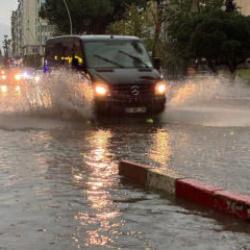 Antalya ve ilçelerinde sağanak etkili oldu 