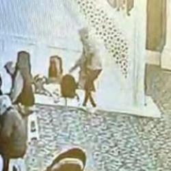 Camide 'pes artık' dedirten hırsızlık! Cemaat secdedeyken &ccedil;antaları &ccedil;aldı