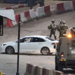 İsrail, Batı Şeria'da ambulansı durdurup sağlık görevlilerini alıkoydu