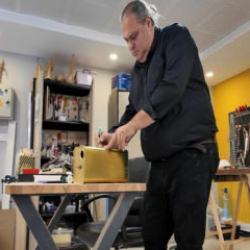 Bakan Kurum g&ouml;r&uuml;nt&uuml;leri paylaştı: Atık malzemeler onun ellerinde melodiye d&ouml;n&uuml;ş&uuml;yor