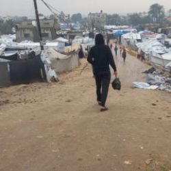 Gazze&rsquo;de kış felaketi: Sel her yeri sardı, Deniz Feneri kampları testten ge&ccedil;ti