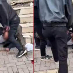 Şanlıurfa'da bir grup gen&ccedil;, 50 yaşındaki adama meydan dayağı attı! O anlar kamerada