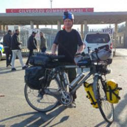 Umre i&ccedil;in bisikletle yola &ccedil;ıktı, 3 bin 450 kilometre pedal &ccedil;evirip Medine'ye ulaştı