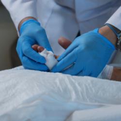 Dakikalarla yarışılan operasyon: Kopan parmak mikrocerrahi y&ouml;ntemiyle dikildi