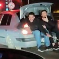 Bagaja oturup arızalanan arabayı elleriyle tuttukları iple &ccedil;ektiler