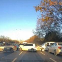 Esenler'de 4 aracın karıştığı zincirleme kaza anı ara&ccedil; i&ccedil;i kamerasında