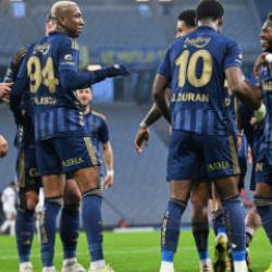 Fenerbah&ccedil;e yıldızlarıyla g&uuml;ld&uuml;! Ma&ccedil; fazlasıyla liderliğe y&uuml;kseldi