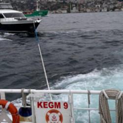 İstanbul Boğazı'nda s&uuml;r&uuml;klenen tekne kurtarıldı