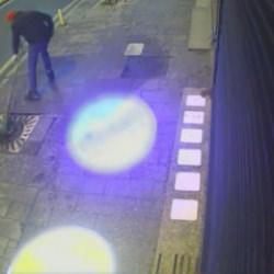 Kağıthane&rsquo;de direkleri tekmeleyip ağa&ccedil;lara zarar verdiği anlar kamerada