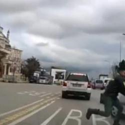 &Uuml;mraniye'de yol verme kavgası: Kaskıyla araca vurdu