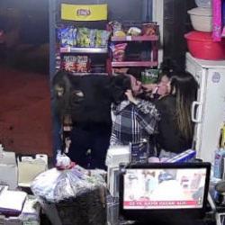 Ankara&rsquo;da markette gelin&ndash;kaynana kavgası: Sa&ccedil; sa&ccedil;a baş başa girdiler