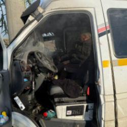 Antalya'da korkutan kaza: Yolcu minib&uuml;s&uuml; direğe &ccedil;arptı!