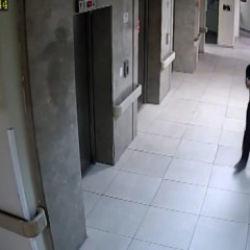 Boşanma aşamasındaki eşini hastanede kovalayıp, vurmuştu; g&ouml;r&uuml;nt&uuml;leri ortaya &ccedil;ıktı