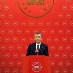 CHP, İmamoğlu&rsquo;nu sildi: Cumhurbaşkanlığı Aday Ofisi&rsquo;nde &Ouml;zel&rsquo;den &lsquo;aday benim&rsquo; pozu