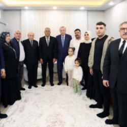 Cumhurbaşkanı Erdoğan ve Bah&ccedil;eli, Hatay&rsquo;da depremzede aileyi ziyaret etti