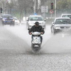 İstanbul g&uuml;ne sağanak yağmurla başladı