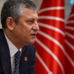 Mezar başında rakı i&ccedil;en &Ouml;zg&uuml;r &Ouml;zel fetva vermeye kalktı: Yılbaşı bileti kumar sayılmaz