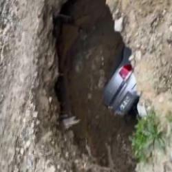 İstanbul'da şaşkına &ccedil;eviren olay: Obruklar oluştu, otomobili yuttu