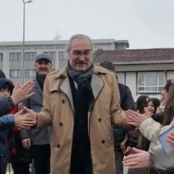 Bursa'da emekliye ayrılan okul m&uuml;d&uuml;r&uuml; g&ouml;zyaşlarıyla uğurlandı 