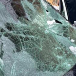 &Ccedil;atıdan d&uuml;şen kar otomobili hurdaya &ccedil;evirdi