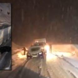 Hakkari'de kar esareti: Fırtınaya aldırış etmeden karlar &uuml;zerinde namaz kıldı