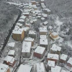 İstanbul beyaza b&uuml;r&uuml;nd&uuml;! Kartpostallık manzara havadan g&ouml;r&uuml;nt&uuml;lendi