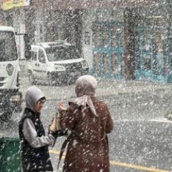 İstanbul'da lapa lapa kar yağıyor: AKOM'dan İstanbullulara uyarı