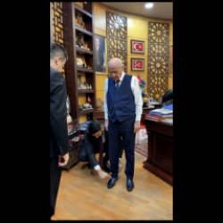 MHP lideri Devlet Bah&ccedil;eli'nin takım elbise &ouml;l&ccedil;&uuml;s&uuml; verdiği anlar kaydedildi