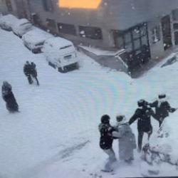 Yer: İstanbul! Karda kayan kamyonet kar topu oynayan &ccedil;ocukları altına aldı!