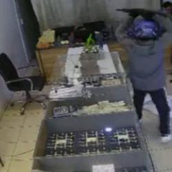 2 hırsızdan 3 dakikada 17 milyon liralık vurgun! Korku dolu anlar kamerada