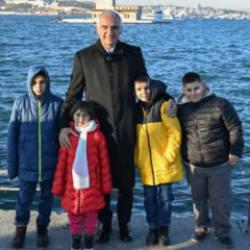 Bakan Ersoy, kardan 'Kız Kulesi' yapan &ccedil;ocukları ağırladı