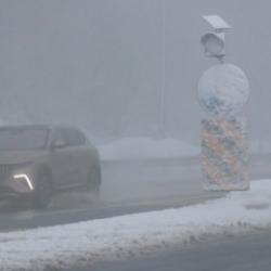 Bolu Dağı&rsquo;nda sis ve kar: G&ouml;r&uuml;ş mesafesi 30 metreye d&uuml;şt&uuml;