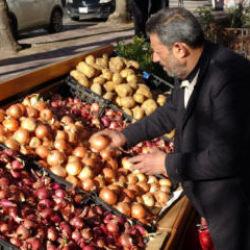 Gaziantep&rsquo;te manavdan soğan alan gen&ccedil;ler, davranışları ile duygulandırdı