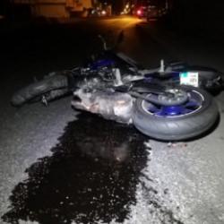 Gen&ccedil; motosikletli park halindeki kamyona &ccedil;arptı! Feci &ouml;l&uuml;m