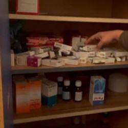 Ruhsatsız muayenehanede y&uuml;zlerce ka&ccedil;ak ila&ccedil; ele ge&ccedil;irildi