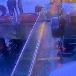 Sarıyer'de motosikletli gencin denize d&uuml;şerek hayatını kaybettiği anlar kamerada