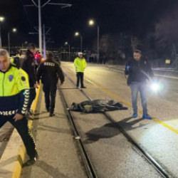 Tramvaydan inen yolculara otomobil &ccedil;arptı: 3 vatandaş &ouml;ld&uuml;! Kahreden detay