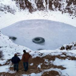G&uuml;neşin konumuna g&ouml;re renk değiştiriyordu! Soğuk havanın etkisiyle dondu