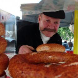 Yeşil&ccedil;am'ın &uuml;nl&uuml; ismi simit satarak ge&ccedil;iniyor!