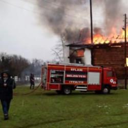 450 yıllık cami, Cuma namazı sırasında alevlere teslim oldu